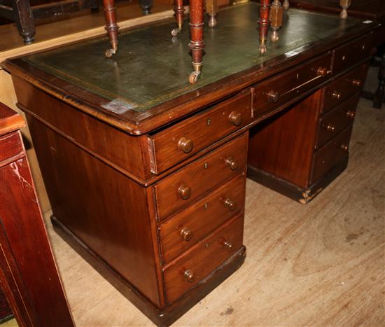 Georgian mahogany pedestal desk(-)